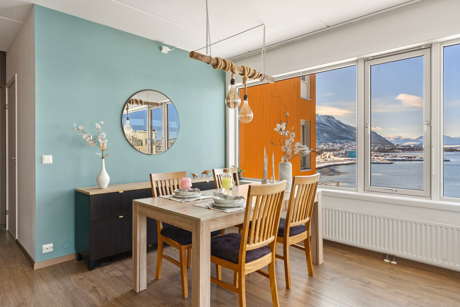 Taklampe over spisebord medfølger ikke.