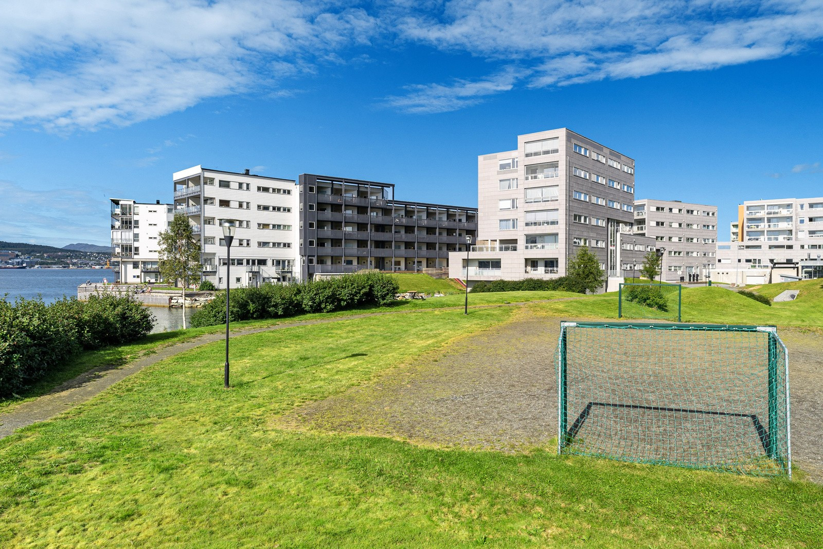 Skjermet for innsyn, trafikkstøy og ingen innsyn.