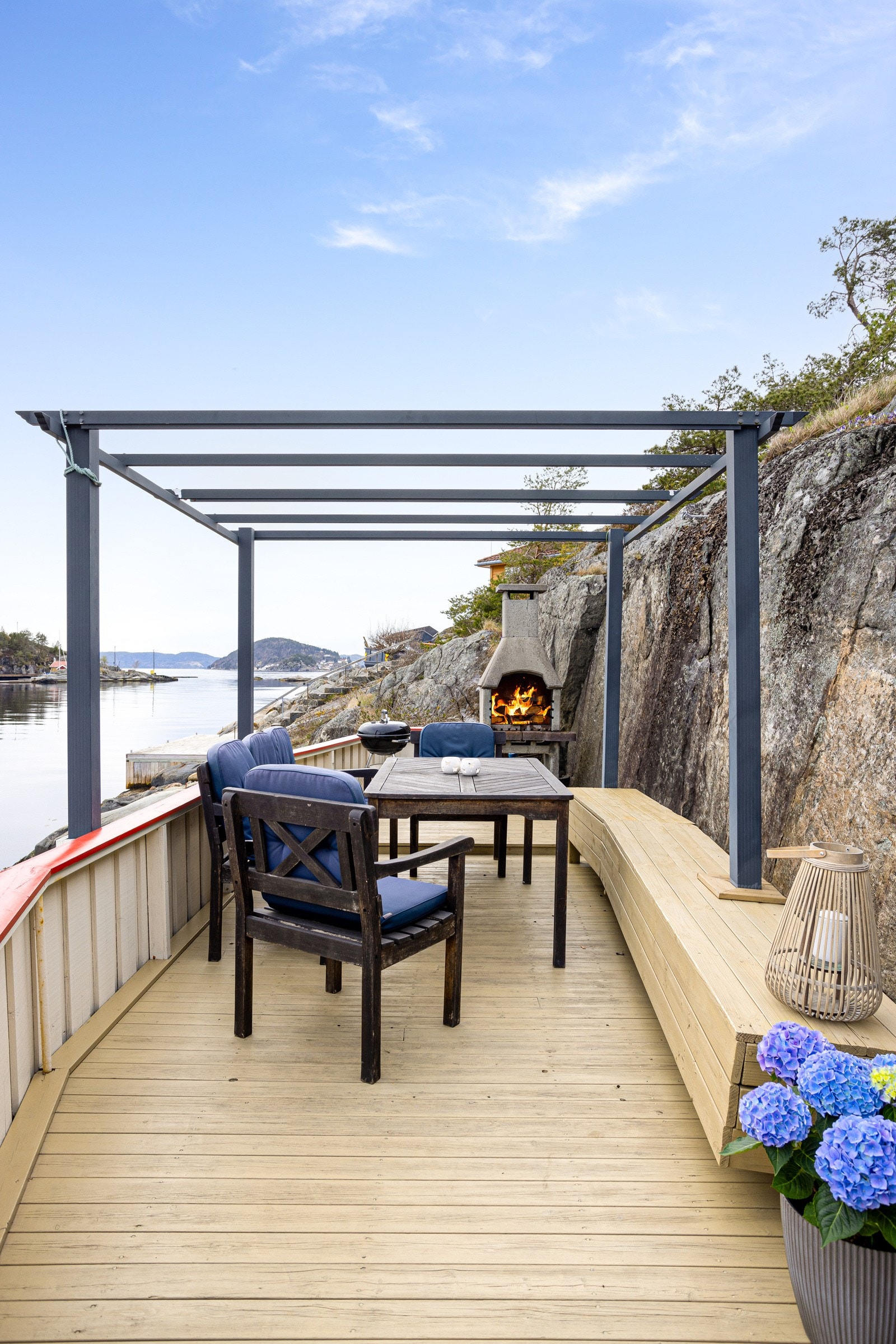 Koselig uteplass med peis Galleribilde