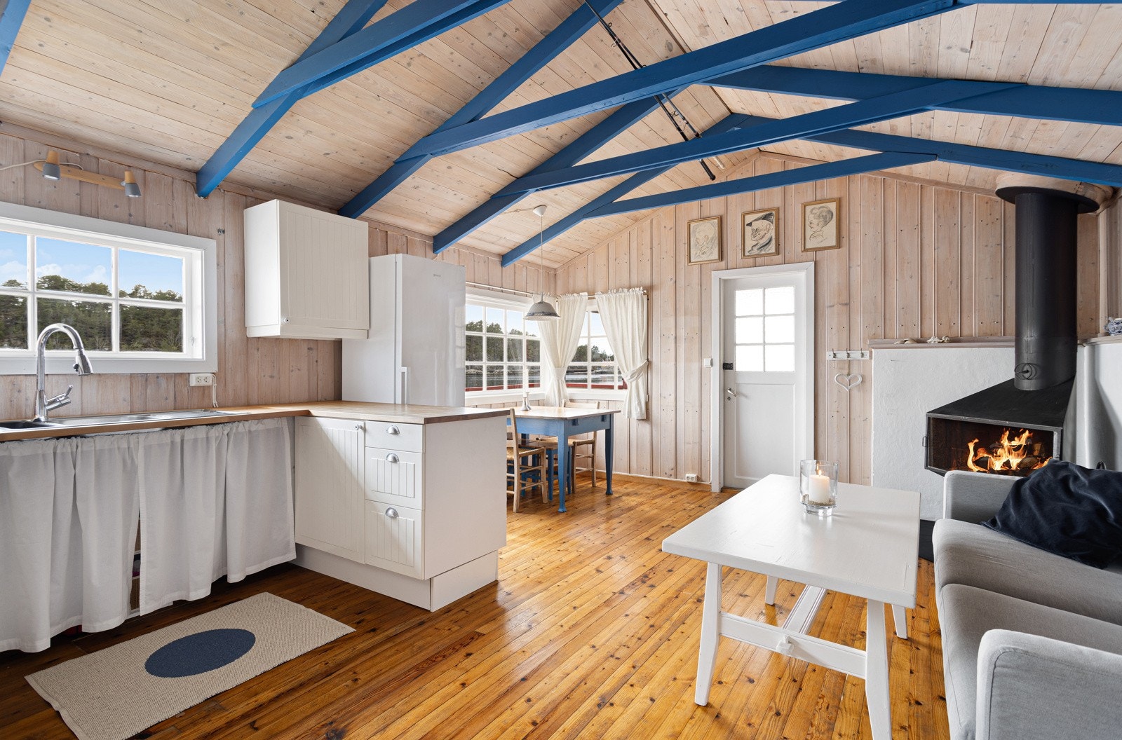 Hytten har en enkel standard med godt med lysinnslipp Galleribilde