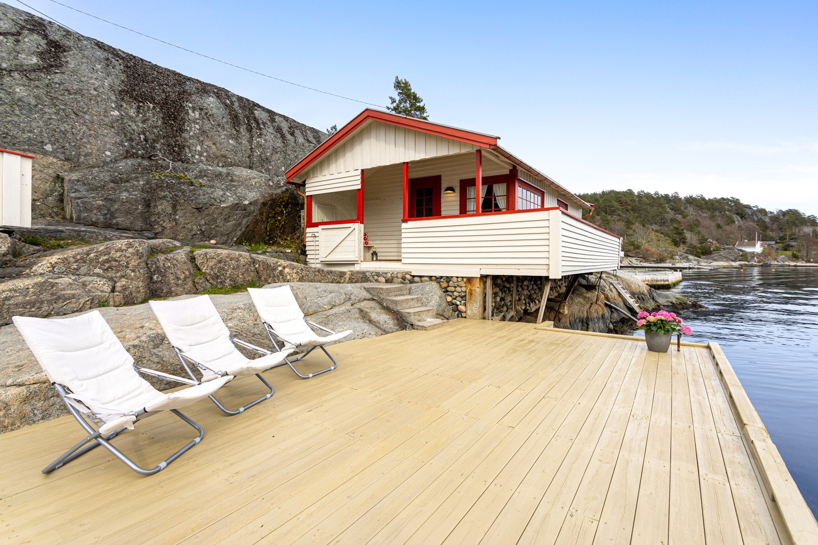 Stor brygge med god plass til soling og bading Galleribilde