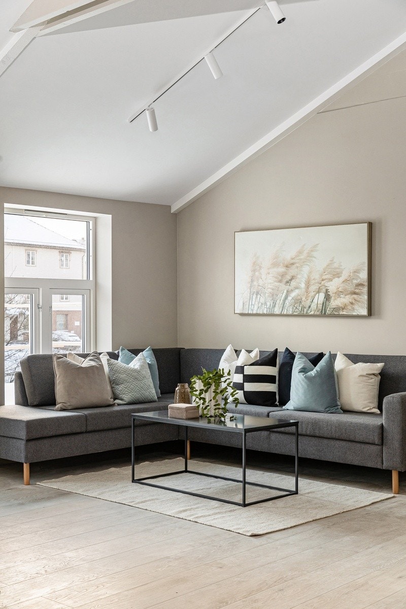 Fellesarealer på godt over 50 kvm med direkte utgang til stor takterrasse hvor man kan nyte svært gode solforhold. Alle fellesarealer er møblert med splitter nytt møblement. Galleribilde