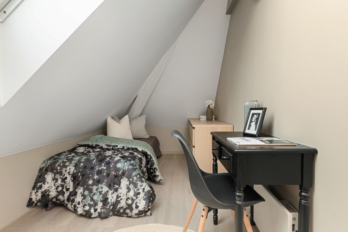 Dette er Neptun. Soverommene er av god størrelse med plass til det man trenger. Seng, nye garderobeskap eller kommoder, panelovn og solskjerming medfølger. Galleribilde