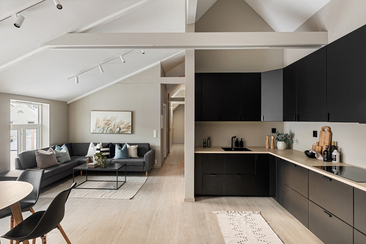 Alt er nytt i 2023/2024. Stuen har blitt enda større etter at bildet ble tatt da rommet bak sofa er revet og inkludert i fellesareal. Stuen er dermed 12 kvm større enn det ser ut som. Galleribilde