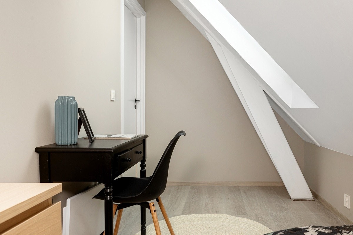 Dette er Neptun. Soverommene er av god størrelse med plass til det man trenger. Nye garderobeskap med speilfronter, panelovn og solskjerming medfølger. Seng kan også medfølge. Galleribilde