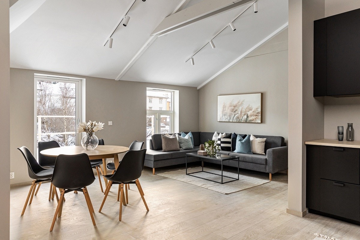 Velkommen til Innherredsveien 91! Eksklusiv og topmoderne leilighet på hele130 kvm med svært attraktiv beliggenhet. Høy standard. Stuen har blitt enda større etter at bildet ble tatt da rommet bak sofa er revet og inkludert i fellesareal. Galleribilde