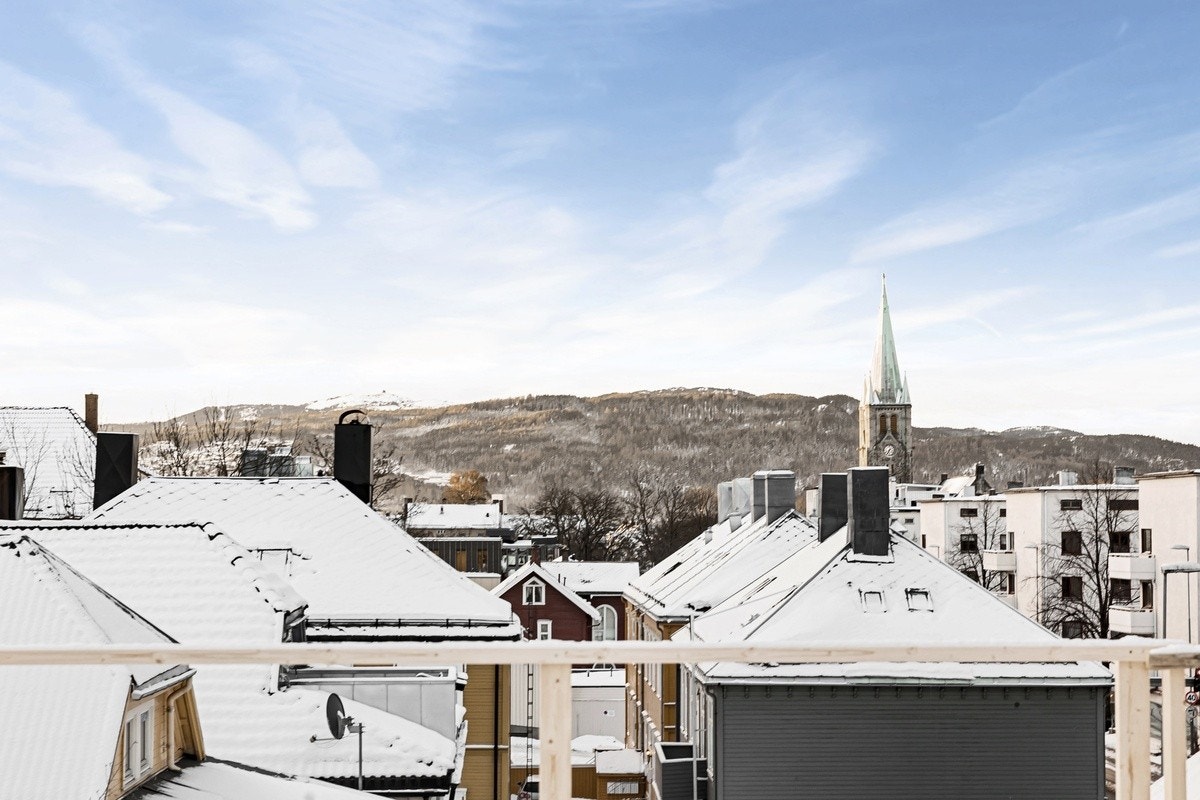 Majestetisk takterrasse med utsikt og svært gode solforhold. Rekkverk montert etter at bildet ble tatt. Fasade er også malt nå. Galleribilde