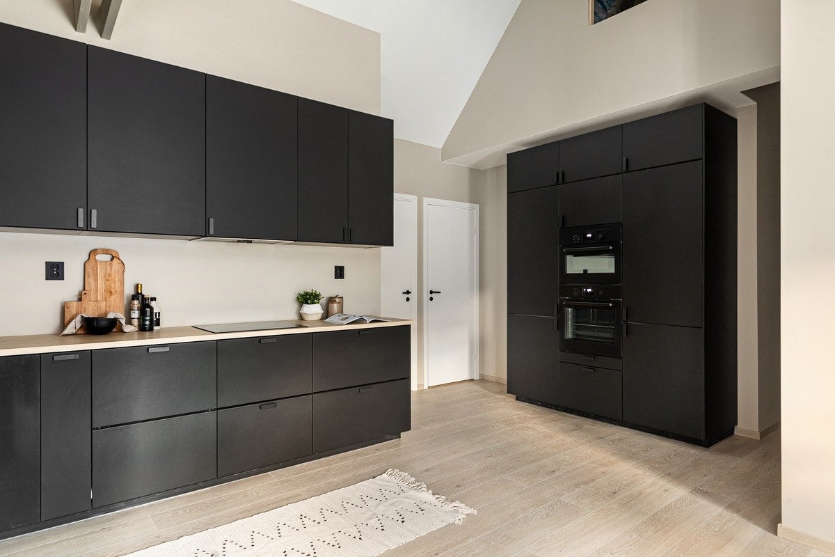 Råstilig og romslig kjøkken med integrerte hvitevarer og alt av kjøkkentilbehør. Alt er nytt i 2023/2024! Galleribilde