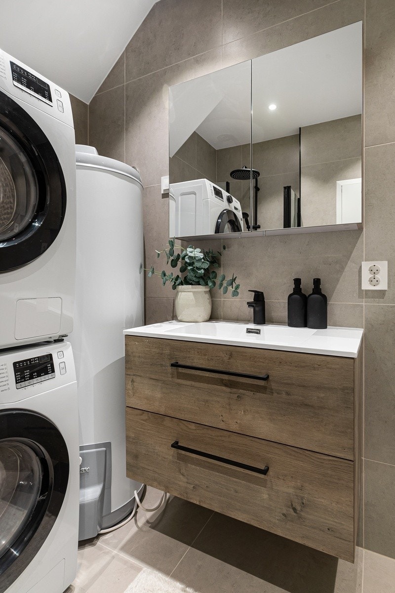 2 av 2 totalrenoverte baderom med høy standard. Store flis, dimbare spotter i tak, varme i gulv. Vaskemaskin og tørketormmel. Innfellbare dusgvegger i glass. Galleribilde