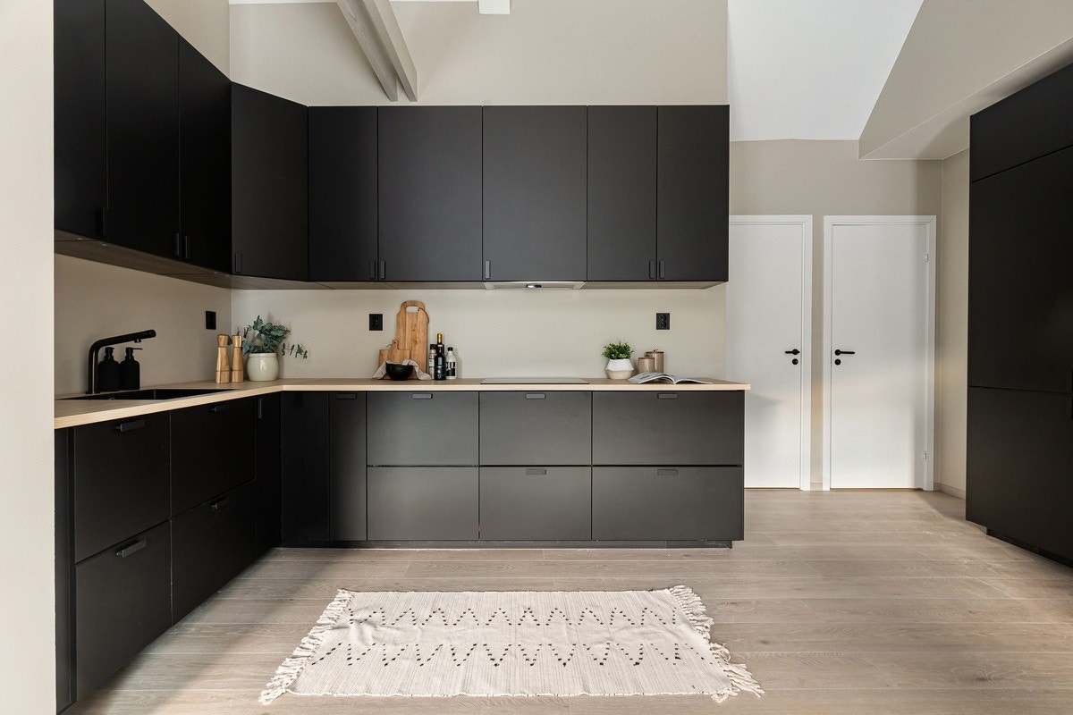 Råstilig og romslig kjøkken med integrerte hvitevarer og alt av kjøkkentilbehør. Alt er nytt i 2023/2024! Galleribilde