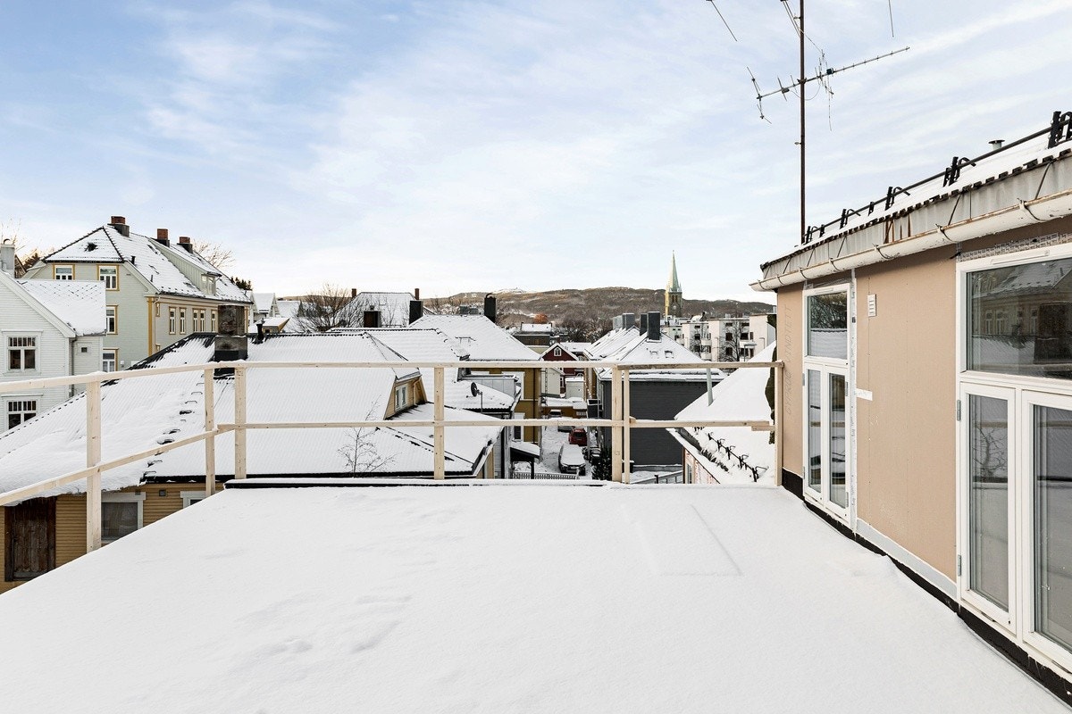 Majestetisk takterrasse med utsikt og svært gode solforhold. Rekkverk montert etter at bildet ble tatt. Fasade er også malt nå. Galleribilde