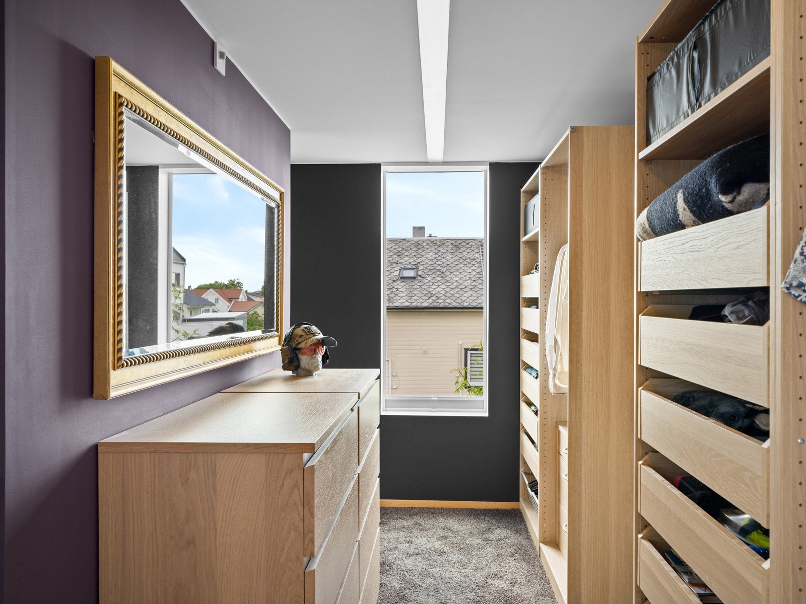 Romslig garderobeløsning Galleribilde