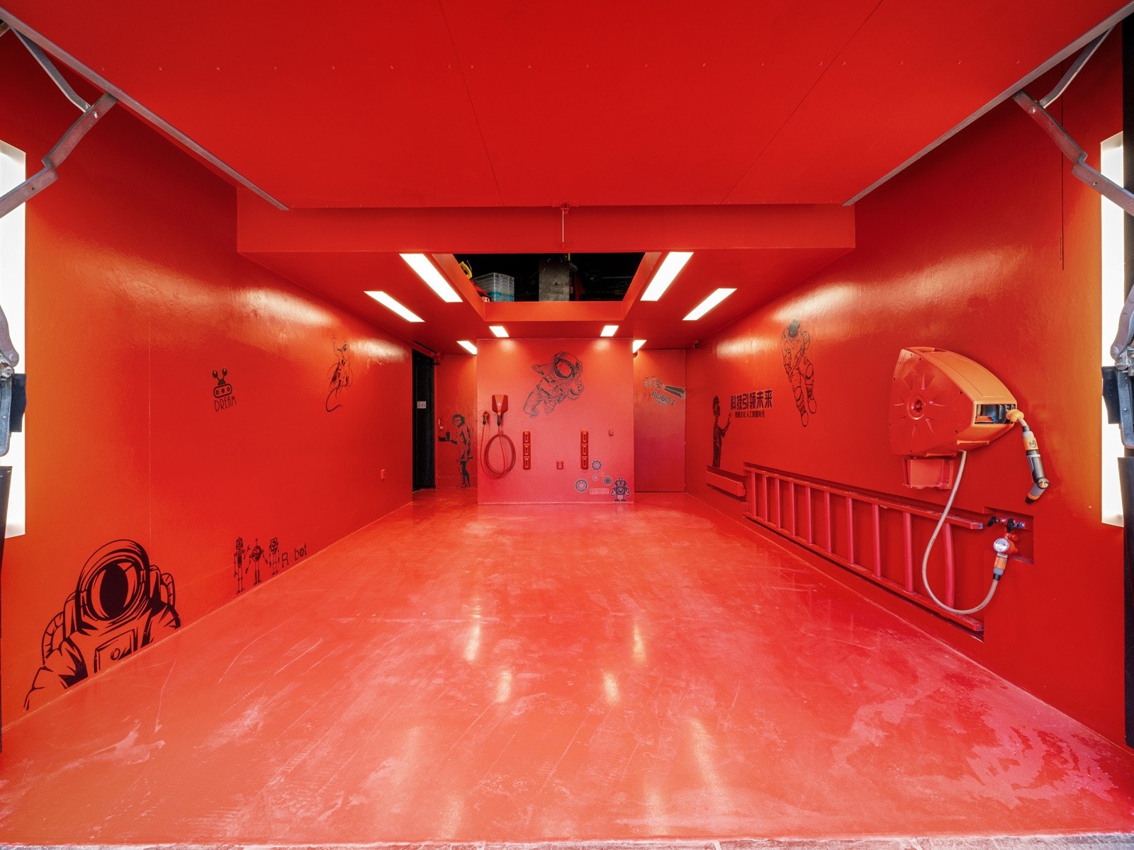 Isolert garasje med vippeport, el-billader og vannutkaster med både kald og varmt vann Galleribilde