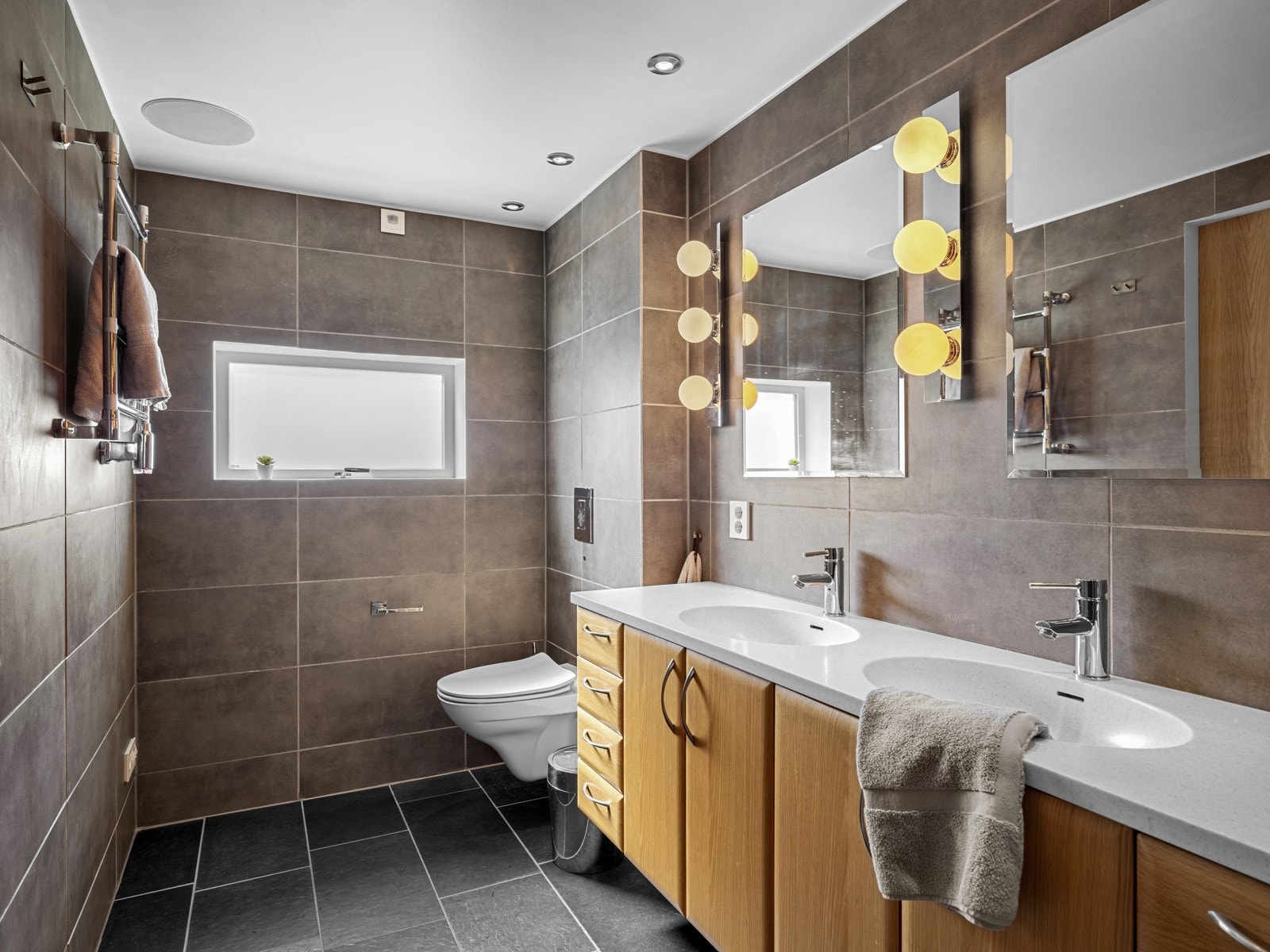 Huseby innredning med dobbel corian vask Galleribilde