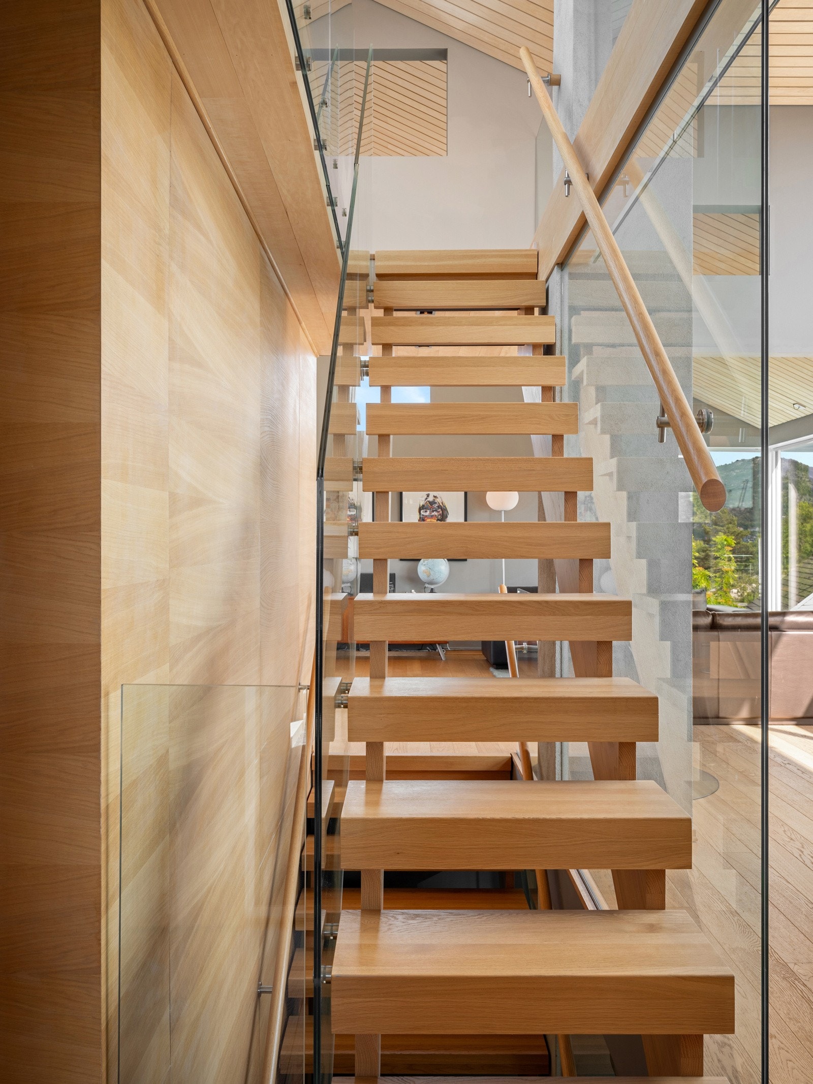 Trappene i huset er av massiv eik Galleribilde