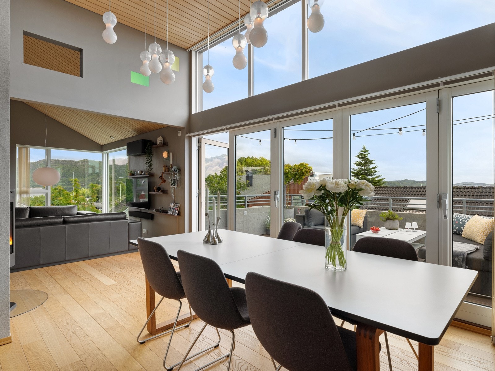 Fra spisestuen er det tilkomst til en romslig terrasse via foldedører som kan åpnes helt opp Galleribilde