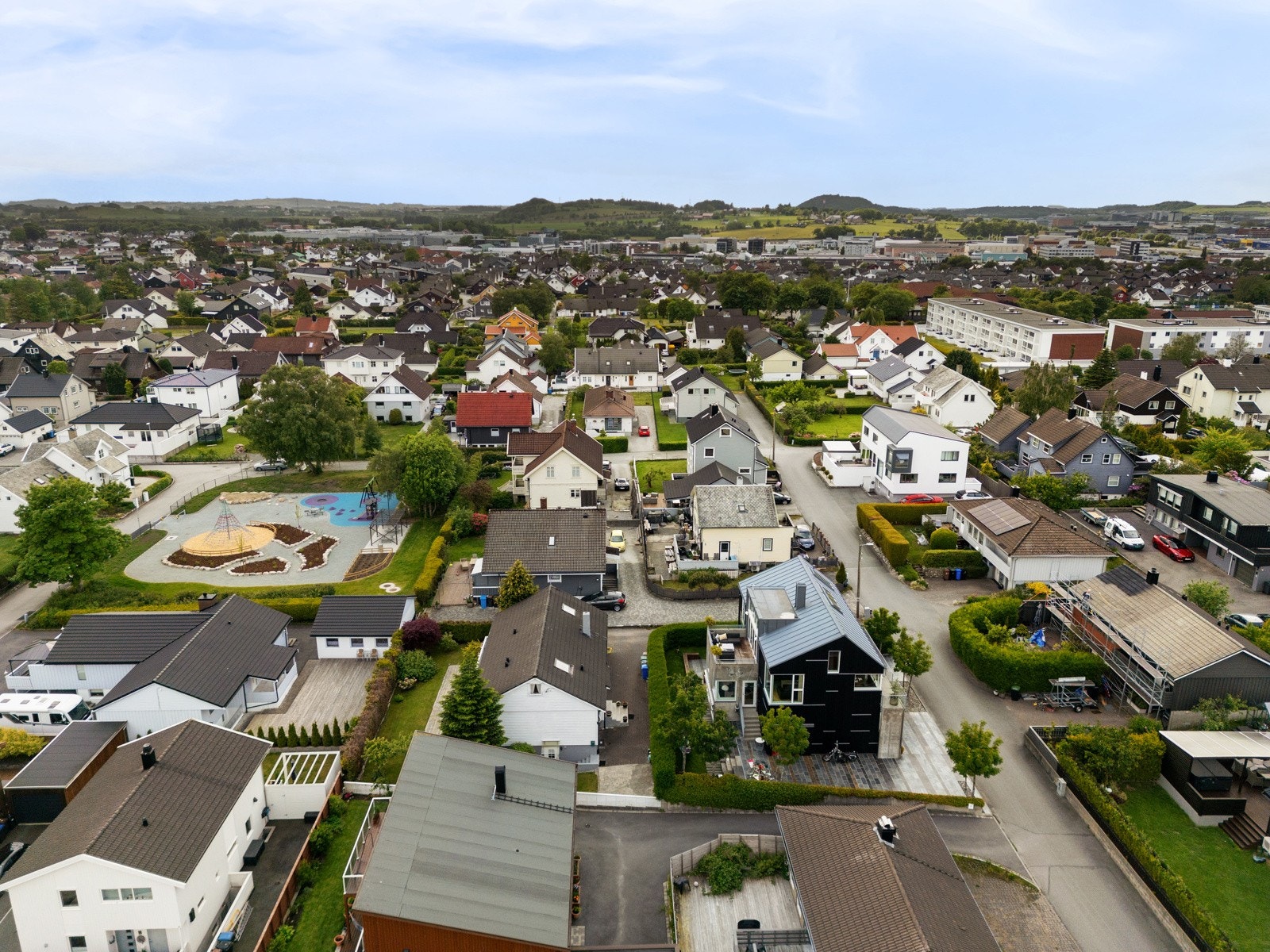 ?Kort avstand til fritidsaktiviteter, skoler, barnehager og nyrenovert lekeplass Galleribilde