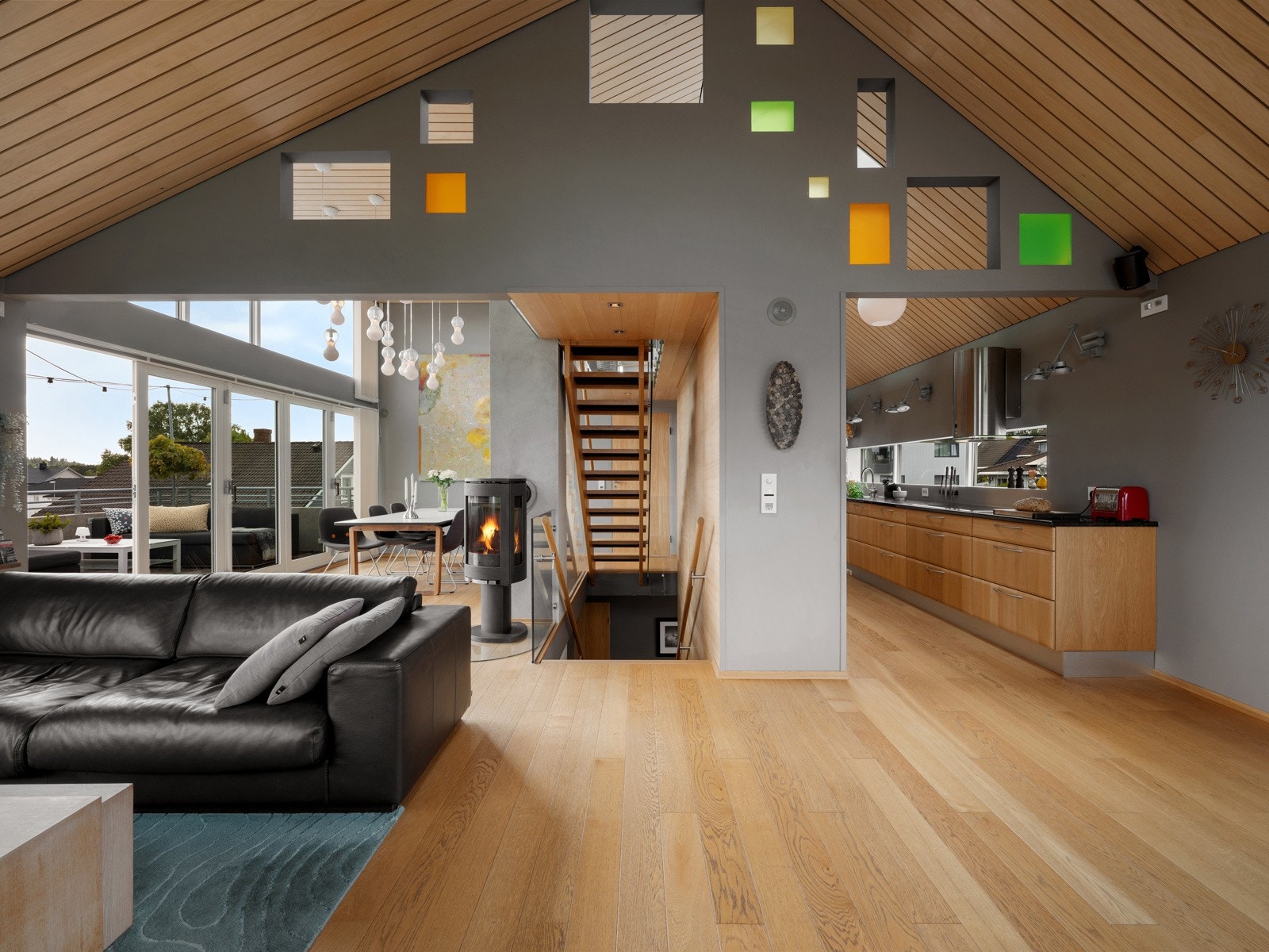 Åpen og luftig stue med gode møbleringsmuligheter Galleribilde