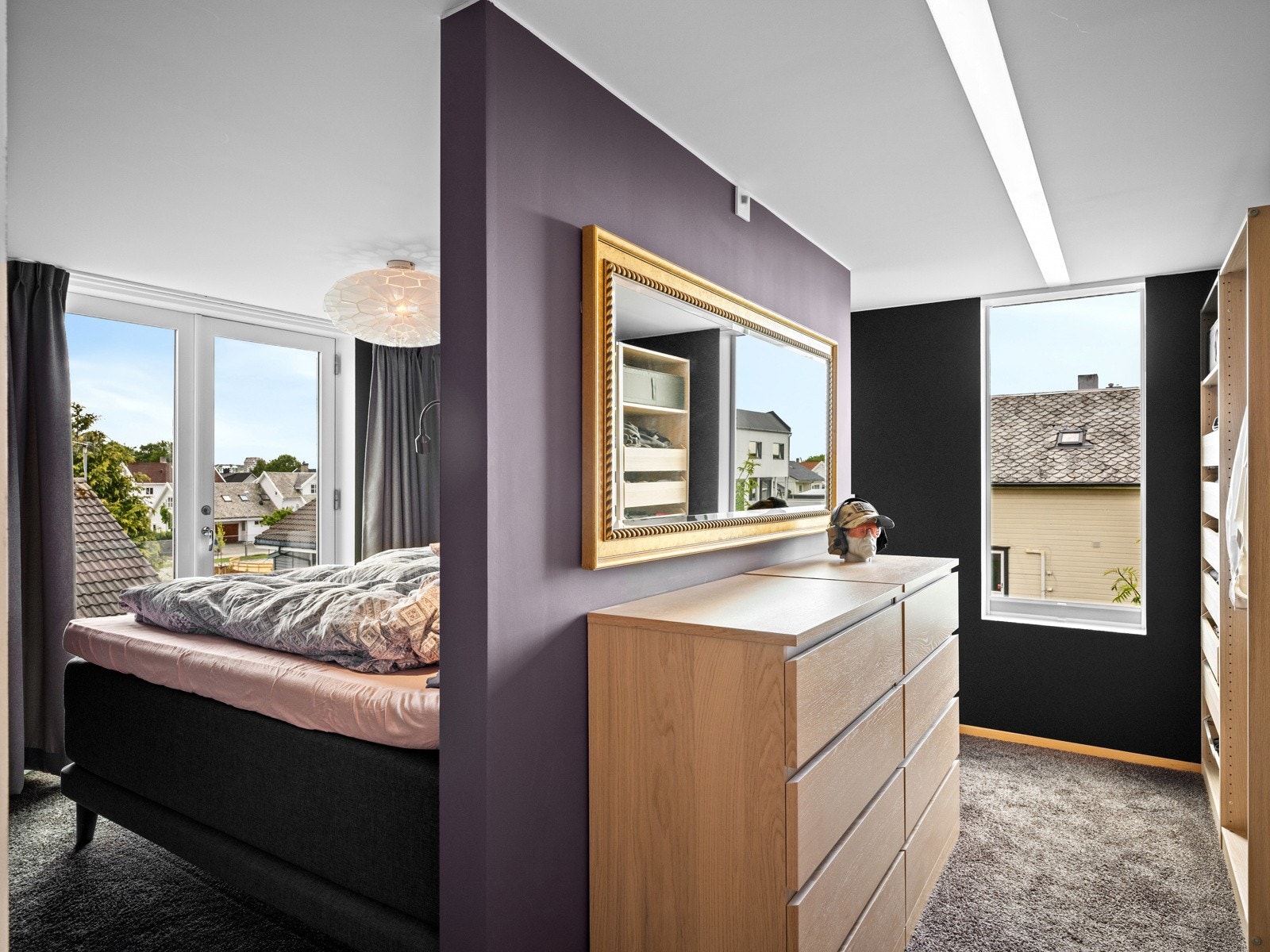 Masterdelen inneholder soverom, walk-in garderobe og eget privat bad Galleribilde