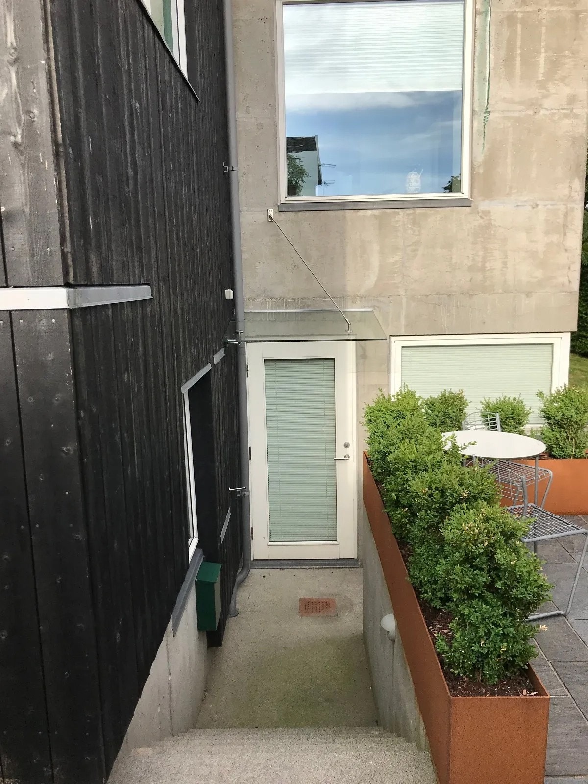 Leiligheten (ikke godkjent) har egen inngang på baksiden av boligen Galleribilde