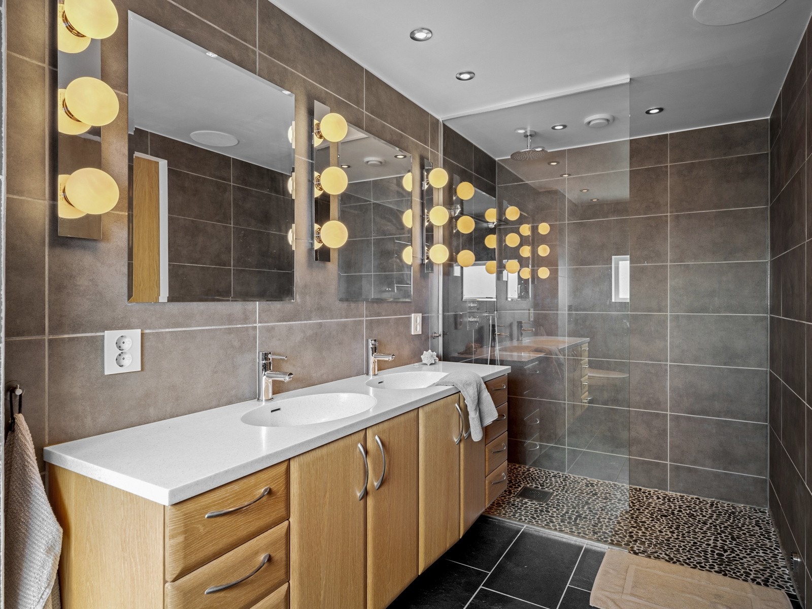 Pent bad med ottaskifer på gulvet og flise på veggene Galleribilde