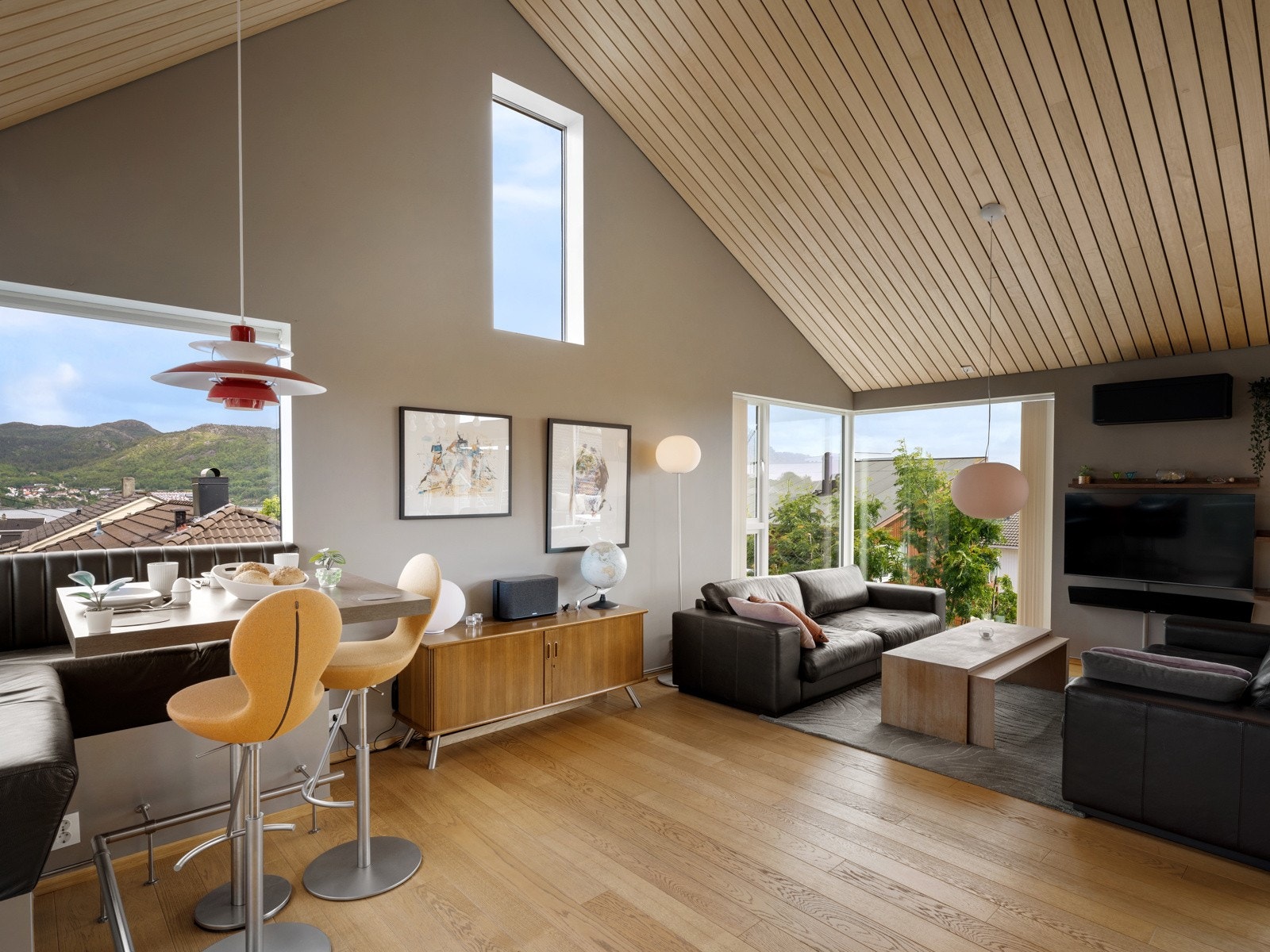 Stor takhøyde med massiv osp i spalte tak Galleribilde