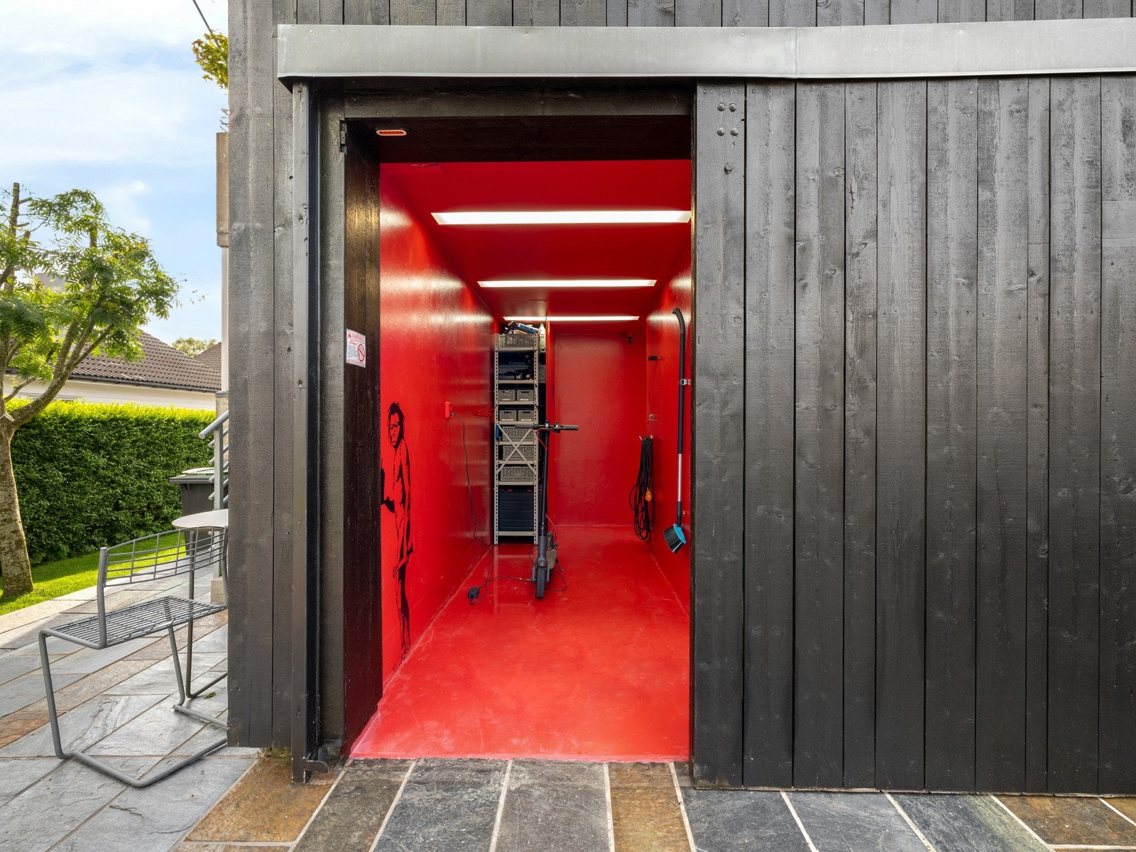 Garasjen har sideport som åpnes med portåpner Galleribilde