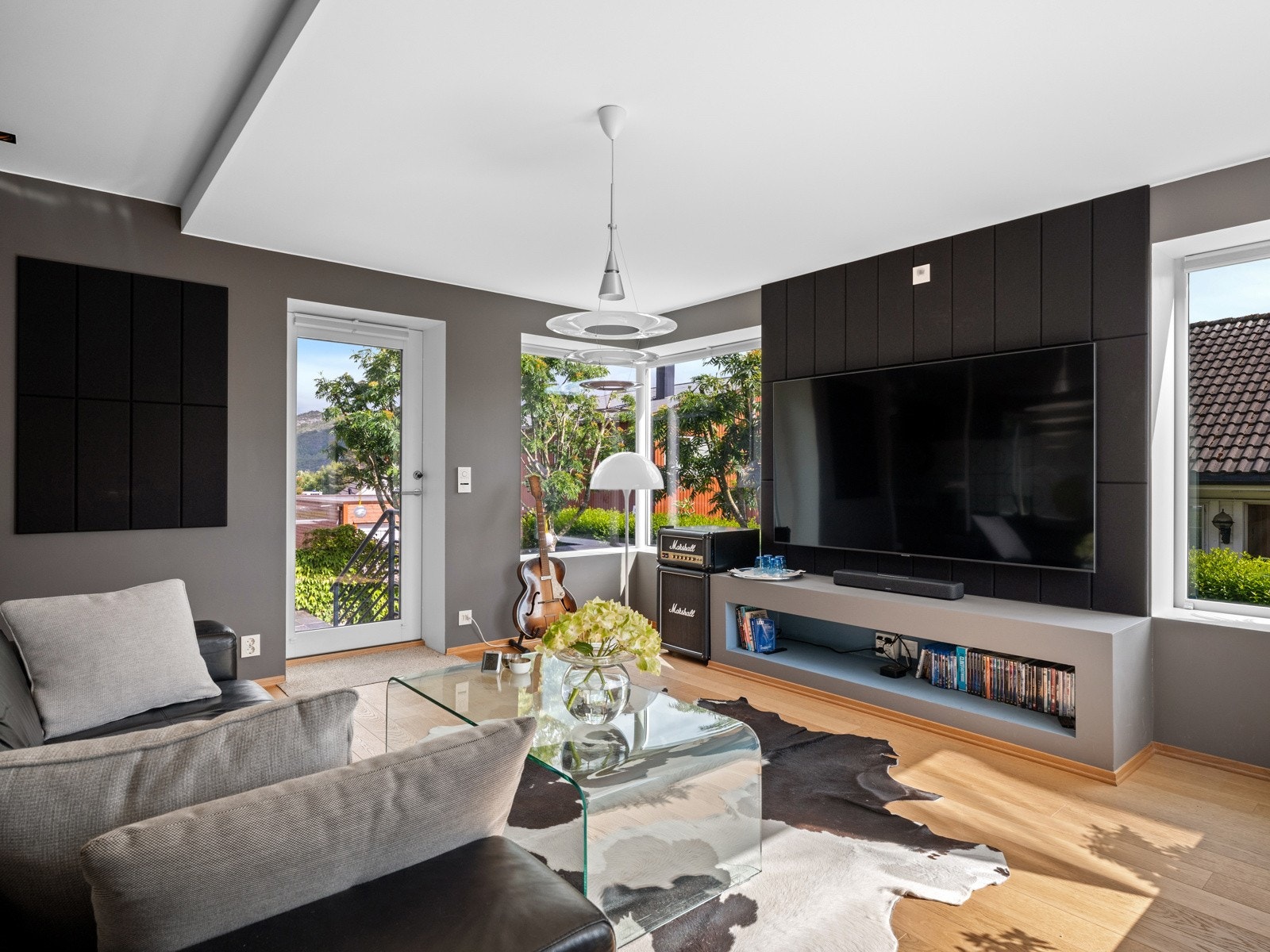 Stuen har i tillegg utgang til hage og sittetrapp Galleribilde