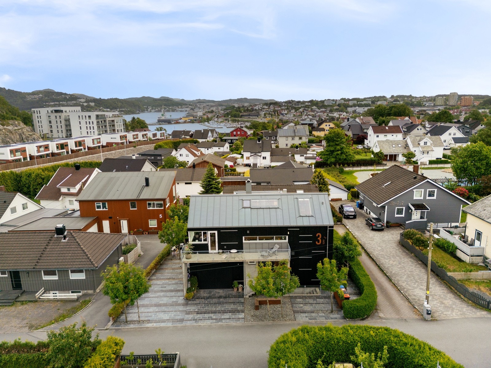 Eiendommen har en flott beliggenhet på Lura Galleribilde