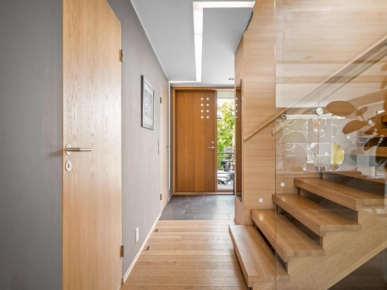 Innbydende entré/gang med arktitektegnet inngangsdør Galleribilde