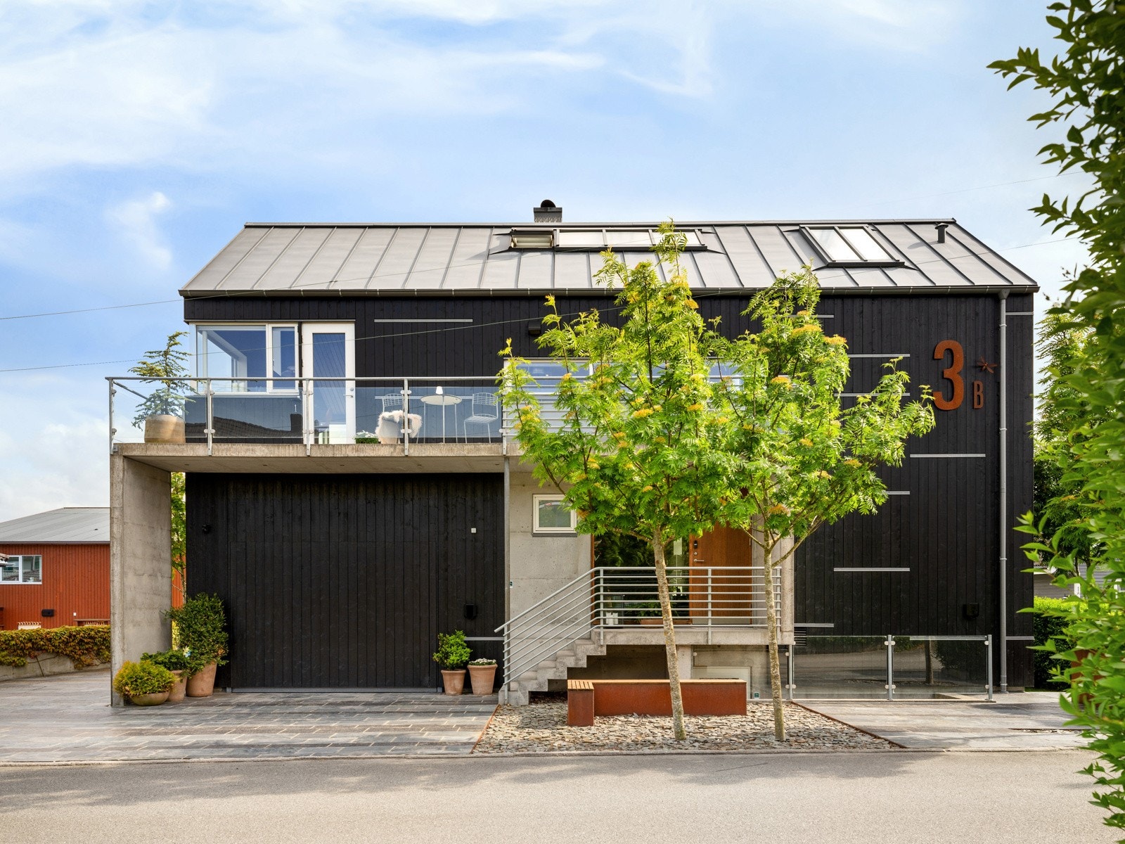 Gårdsrommet er romslig som gir plass til flere biler Galleribilde