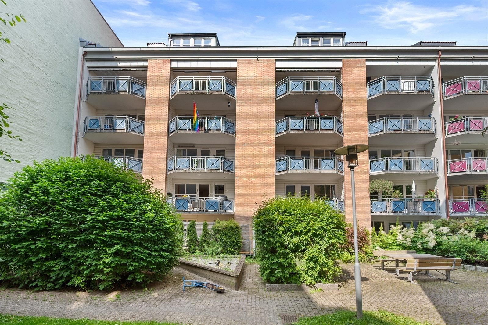 Leiligheten vender i sin helhet mot rolig og frodig bakgård. Galleribilde