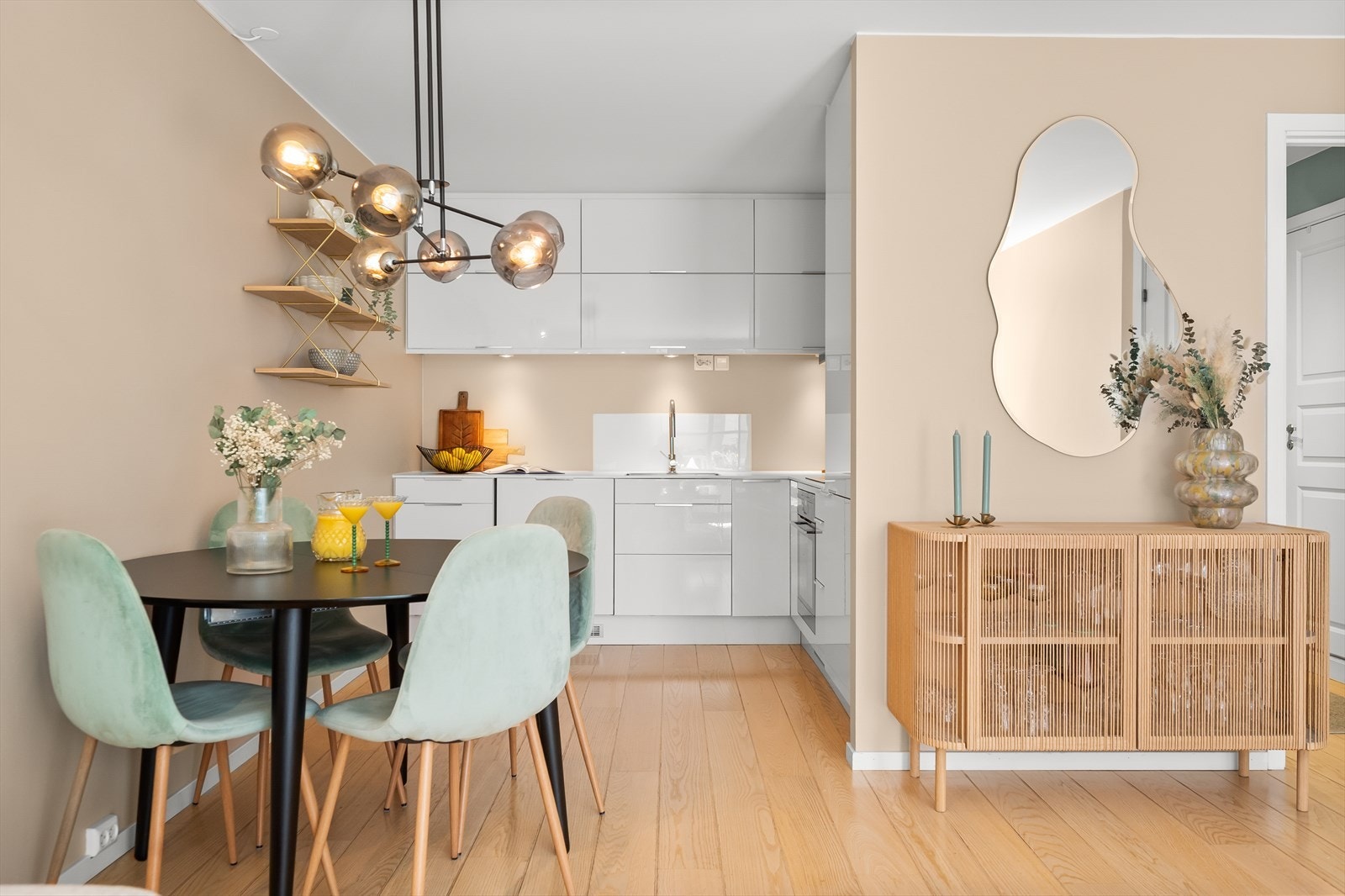 Moderne innredning med slette hvite høyglans fronter og benkeplate i laminat. Galleribilde