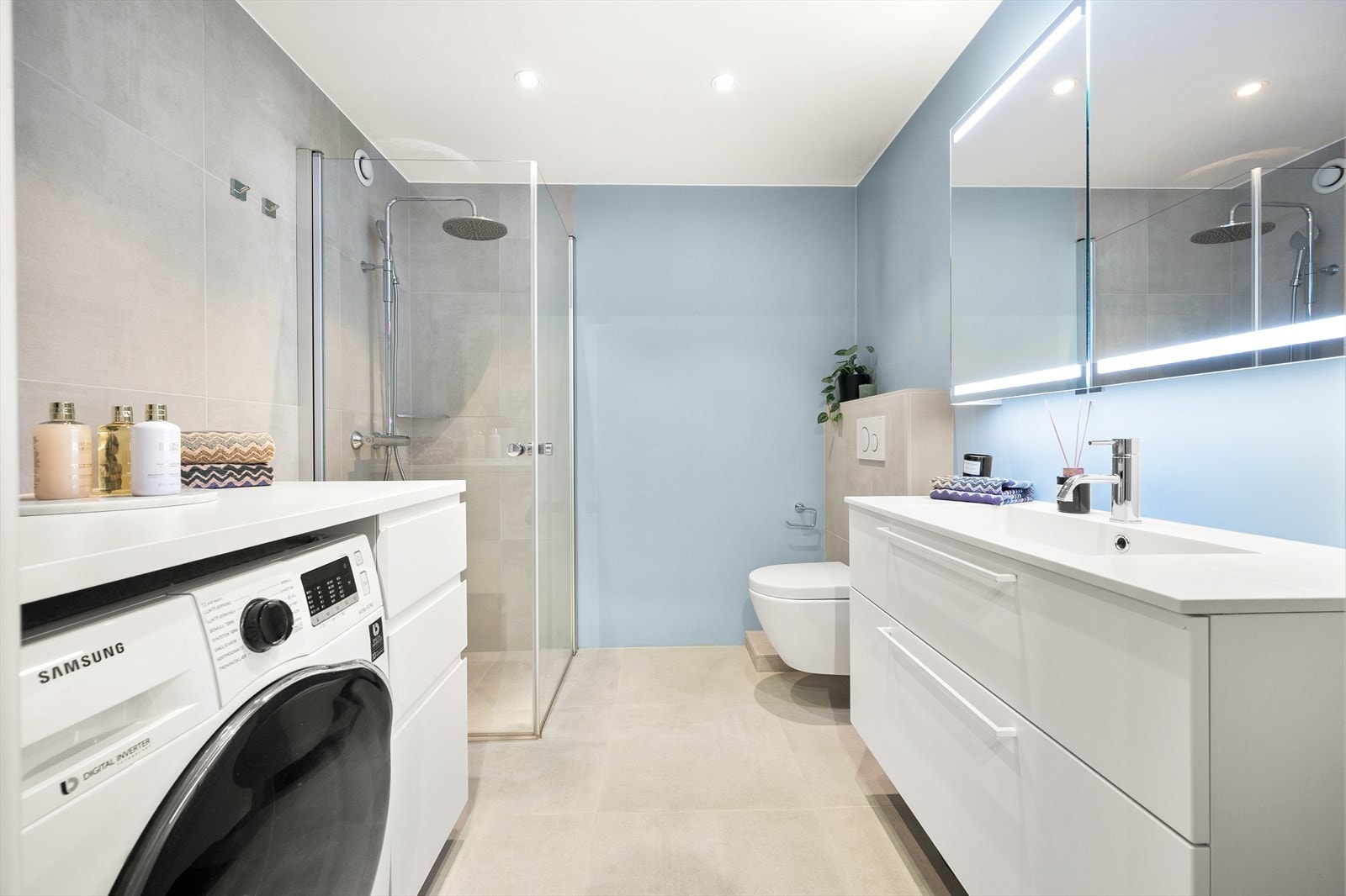 Delikat og pent bad totalrenovert i 2019. Badet har flislagt gulv med varme, en kombinasjon av malte og flislagte vegger og innfelte downlights i himling. Galleribilde