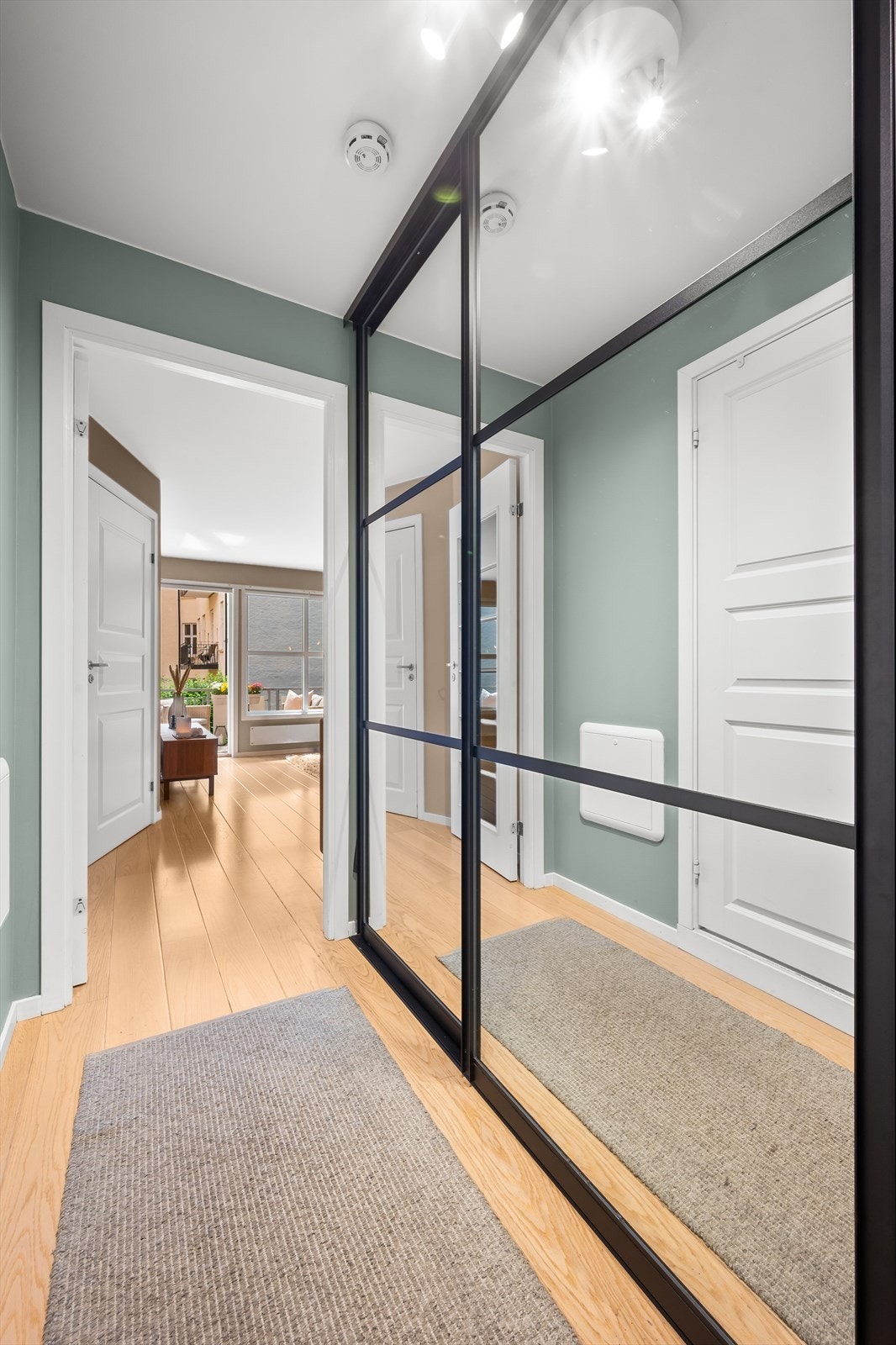 I gangen er det rikelig med oppbevaringsplass i ny (2024), innholdsrik skyvedørsgarderobe. Galleribilde