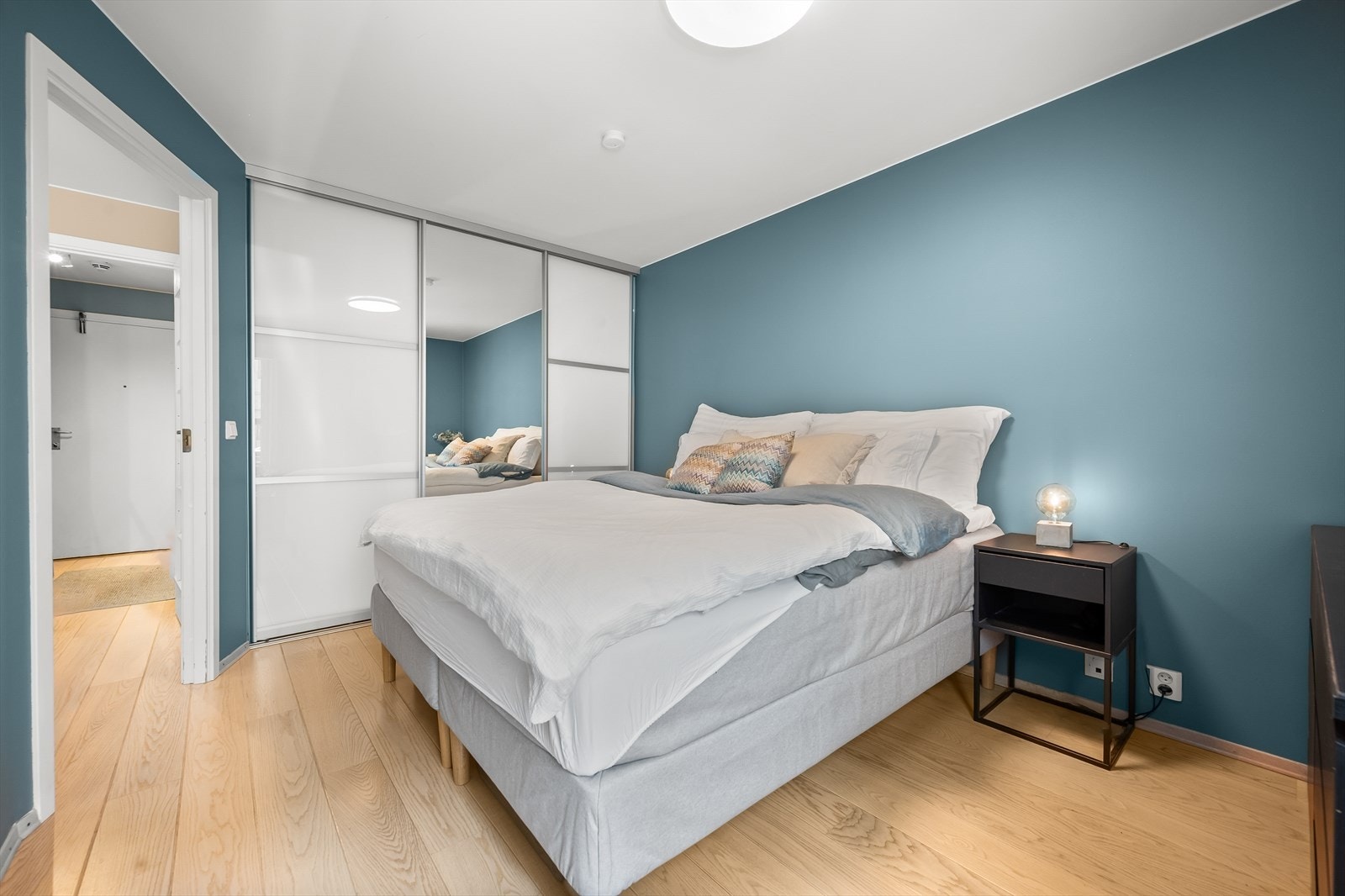 Det er god plass til dobbeltseng, nattbord og skyvedørsgarderobe. Galleribilde