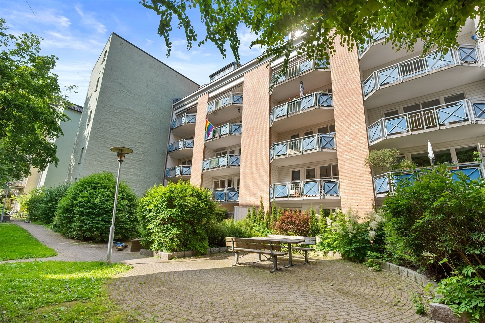 Borettslagets herlige bakgård er fredfylt og fullstendig skjermet fra omgivelsene. I bakgården er det flere sittegrupper og sykkelparkering. Galleribilde
