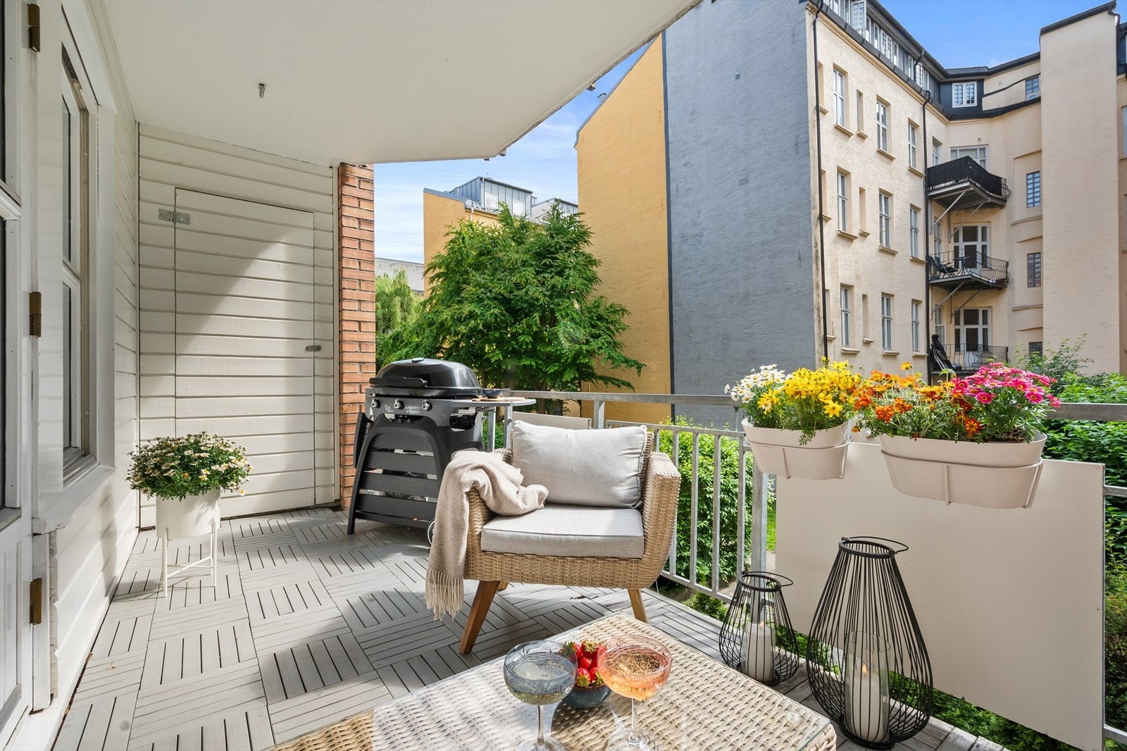 Her er det god plass til utemøblement, grill og beplantning. På balkongen er det praktisk utebod. Galleribilde