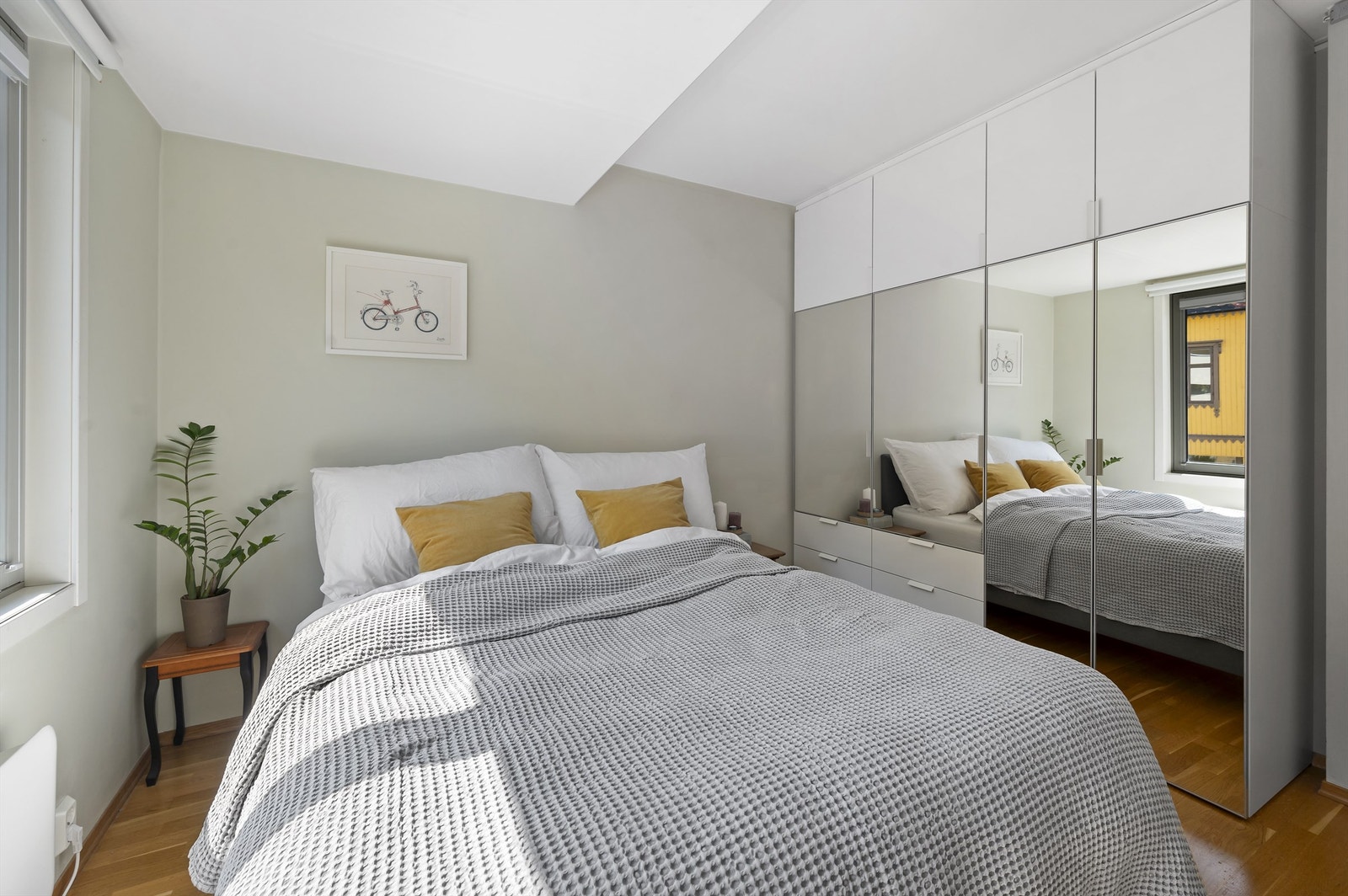 Panelovner på kjøkken og soverom er nye i 2024 og av typen Mill WiFi. Både disse og varmekabler på bad kan styres via app. Galleribilde