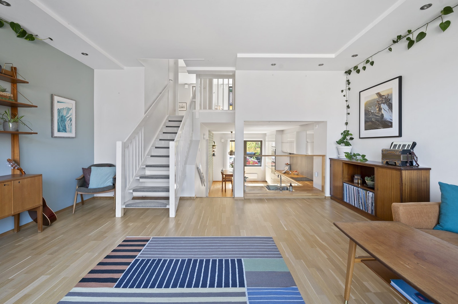 Fra stuen er det adkomst til 2. etasje. Galleribilde