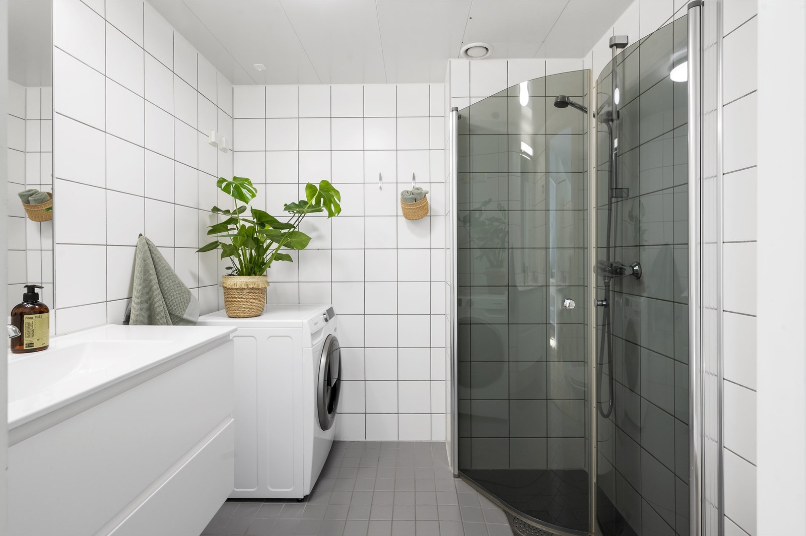 Delikat og lekkert flislagt baderom med behagelig gulvvarme. Galleribilde