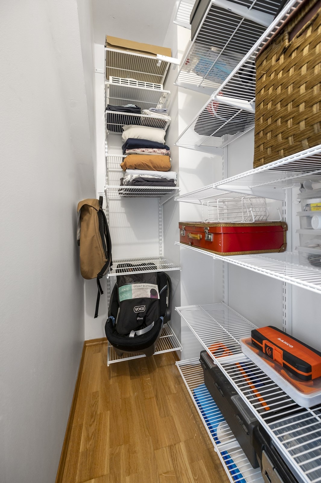 Leiligheten har to praktiske innvendige boder, i tillegg disponerer leiligheten en kjellerbod på 5 kvm ved parkeringsplassen, som er et eget garasjesameie. Her er lagringsplass ingen problem! Galleribilde