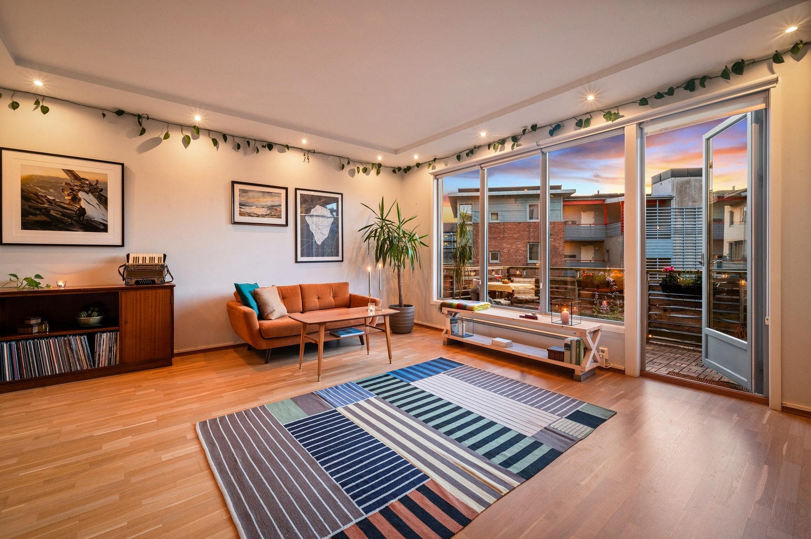 Overflatene i leiligheten er malt i delikate fargekombinasjoner som skaper en fin atmosfære. Galleribilde