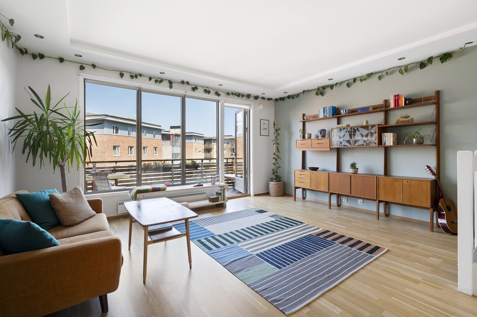 Stuen er romslig og med store vindusflater som bidrar til en lys og harmonisk atmosfære. Det er god plass til stuemøblement som sofagruppe med tilhørende salongbord og tv-seksjon. Galleribilde