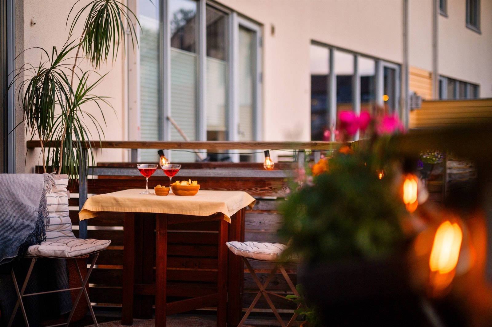 Nåværende eier opplyser om sol sommerstid fra ca. kl 16:45-20:00 med utgangspunkt i midtsommers. Galleribilde