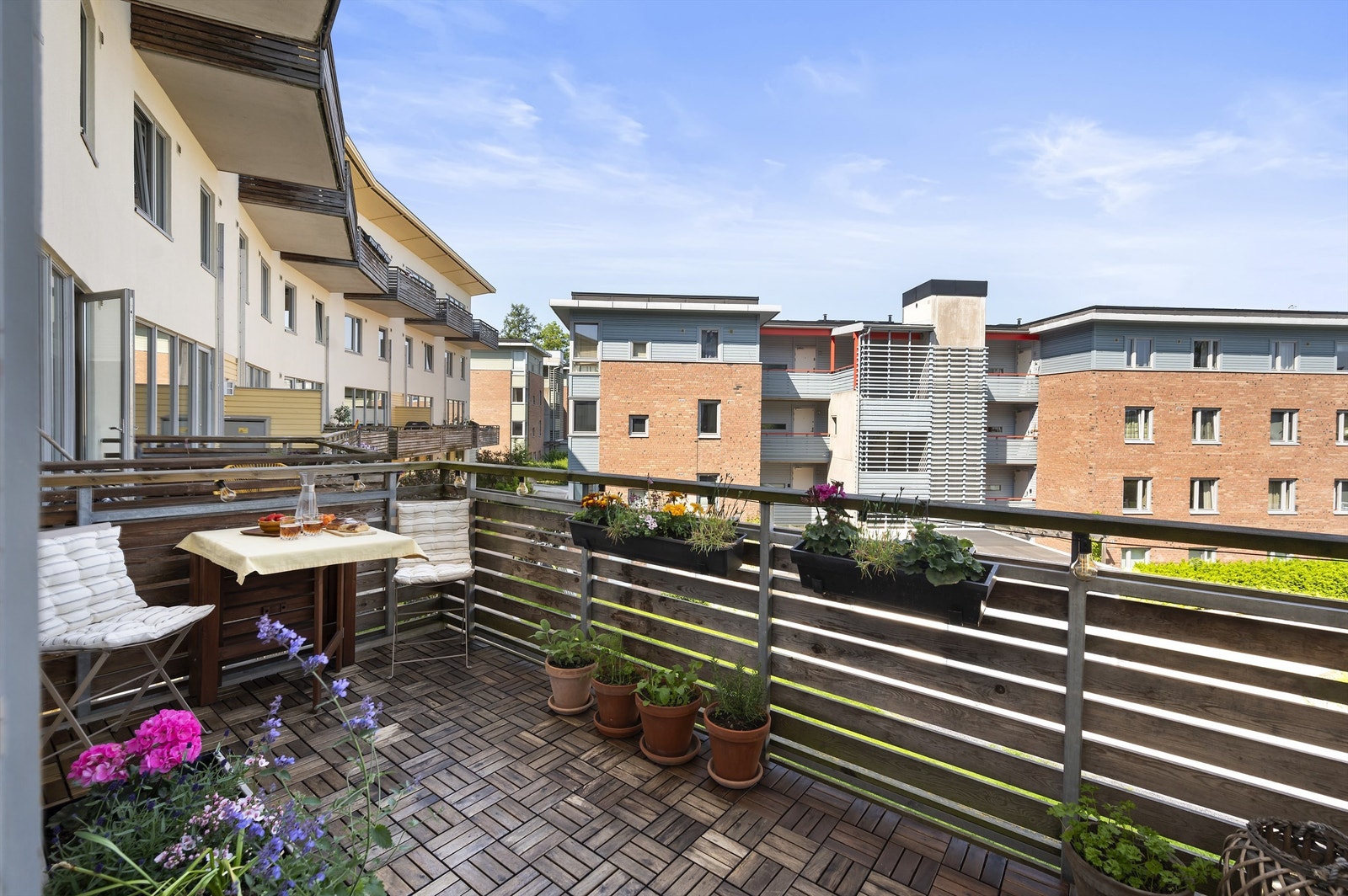 Fra stuen er det utgang til en nordvestvendt balkong på ca. 8 kvm som vender ut mot bakgården. Galleribilde