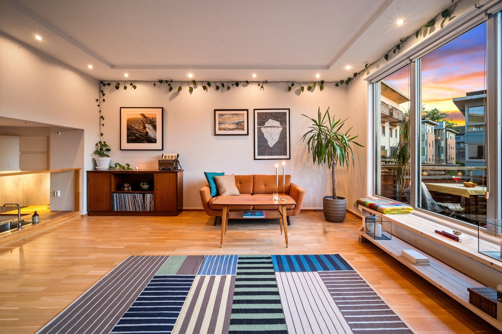 "Split-level" - planløsning med tre nivåer gir leiligheten et særpreg og slipper gjennom lys på tvers av etasjene. Sammen med eget inngangsparti og forhage gir dette rekkehusfølelsen midt i Oslo. Galleribilde