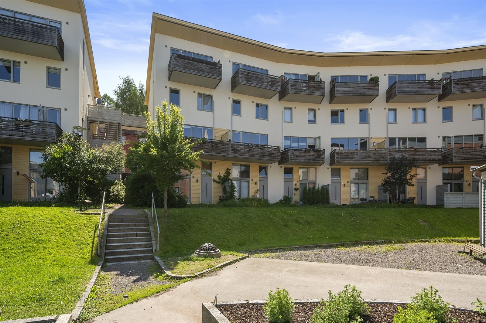 Leiligheten ligger i rolige omgivelser, med grønt og bilfritt gårdstun som skaper godt miljø blant beboerne. Galleribilde