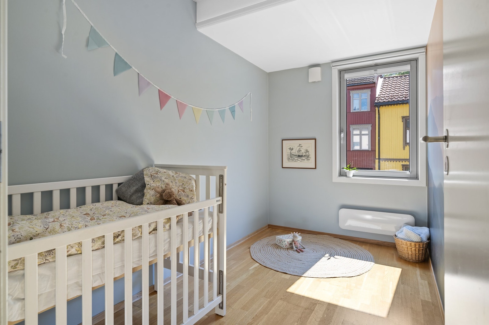 Det andre soverommet er også av god størrelse og har rom for seng, nattbord, garderobeskap eller skrivebord. Galleribilde