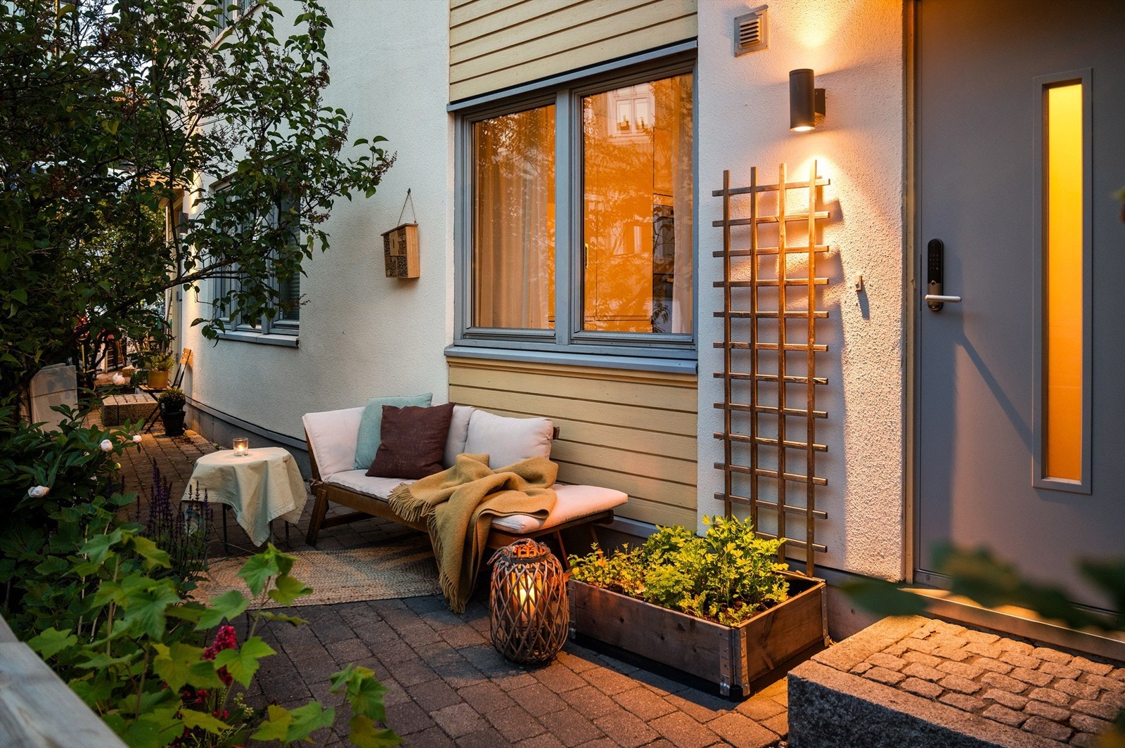 Rett utenfor inngangsdøren er det plass til utemøbler hvor en kaffekopp kan nytes i morgensolen. Selger informerer om sol fra ca. kl 09-15 på sommertid. Galleribilde